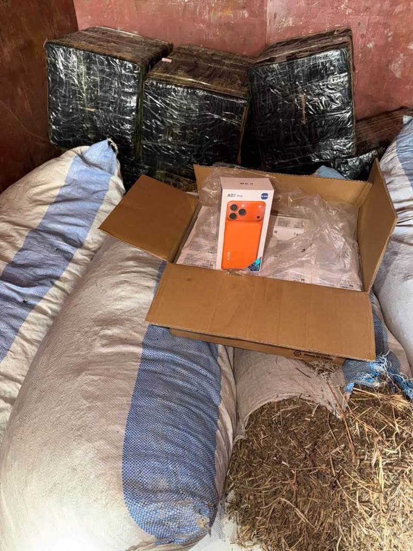Keur-Ayib : les Douanes saisissent 3200 téléphones cachés dans un camion de foin