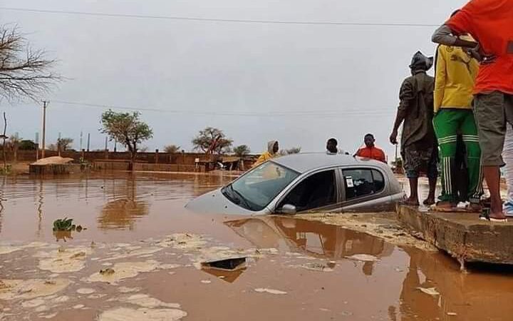 Fortes pluies au Sénégal: le président Diomaye Faye exprime sa compassion, le Premier ministre convoque une réunion d&rsquo;urgence ce lundi à la Primature